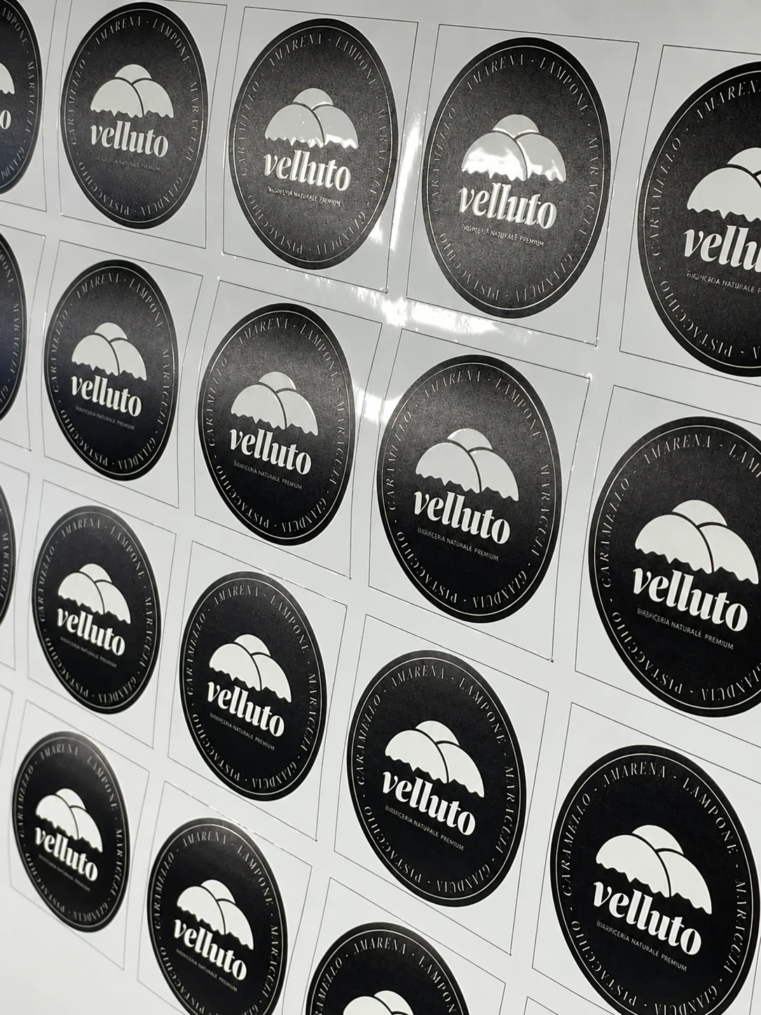 Stickere personalizate tăiate individual Velluto